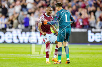2023-05-08 - Angelo Ogbonna (21) of West Ham United celebrates at full time with Lukasz Fabianski (1) during the English championship Premier League football match between West Ham United and Manchester United on 7 May 2023 at the London Stadium in London, England - FOOTBALL - ENGLISH CHAMP - WEST HAM V MANCHESTER UNITED - ENGLISH PREMIER LEAGUE - SOCCER