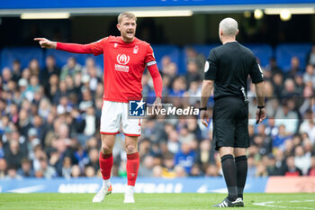 2023-05-13 - Nottingham Forest defender Joe Worrall (4) argues witgh referee Paul Tierney during the English championship Premier League football match between Chelsea and Nottingham Forest on 13 May 2023 at Stamford Bridge in London, England - FOOTBALL - ENGLISH CHAMP - CHELSEA V NOTTINGHAM - ENGLISH PREMIER LEAGUE - SOCCER