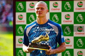 2023-05-29 - Erling Haaland (9) of Manchester City receives the Premier League golden boot during the English championship Premier League football match between Brentford and Manchester City on 28 May 2023 at Gtech Community Stadium in Brentford, England - FOOTBALL - ENGLISH CHAMP - BRENTFORD V MANCHESTER CITY - ENGLISH PREMIER LEAGUE - SOCCER
