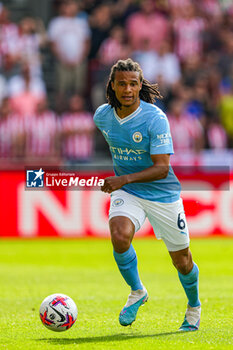 2023-05-29 - Nathan Ake (6) of Manchester City during the English championship Premier League football match between Brentford and Manchester City on 28 May 2023 at Gtech Community Stadium in Brentford, England - FOOTBALL - ENGLISH CHAMP - BRENTFORD V MANCHESTER CITY - ENGLISH PREMIER LEAGUE - SOCCER