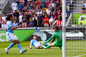 2023-05-29 - Yoane Wissa (11) of Brentford shoots towards the goal during the English championship Premier League football match between Brentford and Manchester City on 28 May 2023 at Gtech Community Stadium in Brentford, England - FOOTBALL - ENGLISH CHAMP - BRENTFORD V MANCHESTER CITY - ENGLISH PREMIER LEAGUE - SOCCER