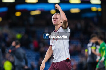 2023-08-11 - Manchester City forward Erling Haaland (9) celebrates at full time during the English championship Premier League football match between Burnley and Manchester City on 11 August 2023 at Turf Moor in Burnley, England - FOOTBALL - ENGLISH CHAMP - BURNLEY V MANCHESTER CITY - ENGLISH PREMIER LEAGUE - SOCCER