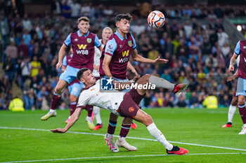 2023-08-11 - Manchester City midfielder Phil Foden (47) attempts an overhead kick during the English championship Premier League football match between Burnley and Manchester City on 11 August 2023 at Turf Moor in Burnley, England - FOOTBALL - ENGLISH CHAMP - BURNLEY V MANCHESTER CITY - ENGLISH PREMIER LEAGUE - SOCCER