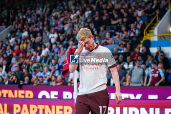 2023-08-11 - Manchester City midfielder Kevin De Bruyne (17) leaves the field injured during the English championship Premier League football match between Burnley and Manchester City on 11 August 2023 at Turf Moor in Burnley, England - FOOTBALL - ENGLISH CHAMP - BURNLEY V MANCHESTER CITY - ENGLISH PREMIER LEAGUE - SOCCER
