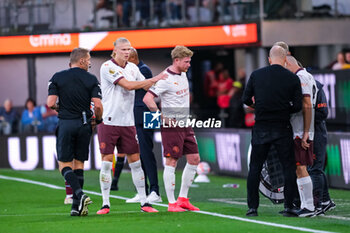 2023-08-11 - Manchester City forward Erling Haaland (9) consoles as Manchester City midfielder Kevin De Bruyne (17) leaves the field injured during the English championship Premier League football match between Burnley and Manchester City on 11 August 2023 at Turf Moor in Burnley, England - FOOTBALL - ENGLISH CHAMP - BURNLEY V MANCHESTER CITY - ENGLISH PREMIER LEAGUE - SOCCER