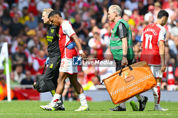 2023-08-12 - Arsenal defender Jurrien Timber (12) goes off injured during the English championship Premier League football match between Arsenal and Nottingham Forest on 12 August 2023 at the Emirates Stadium in London, England - FOOTBALL - ENGLISH CHAMP - ARSENAL V NOTTINGHAM - ENGLISH PREMIER LEAGUE - SOCCER