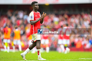 2023-08-12 - Arsenal midfielder Bukayo Saka (7) applauds the fans after the English championship Premier League football match between Arsenal and Nottingham Forest on 12 August 2023 at the Emirates Stadium in London, England - FOOTBALL - ENGLISH CHAMP - ARSENAL V NOTTINGHAM - ENGLISH PREMIER LEAGUE - SOCCER