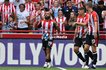 2023-08-13 - Brentford midfielder Bryan Mbeumo (19) scores 1-1 and celebrates during the English championship Premier League football match between Brentford and Tottenham Hotspur on 13 August 2023 at Gtech Community Stadium in Brentford, England - FOOTBALL - ENGLISH CHAMP - BRENTFORD V TOTTENHAM - ENGLISH PREMIER LEAGUE - SOCCER