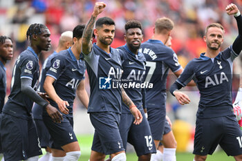 2023-08-13 - Tottenham Hotspur defender Cristian Romero scores 0-1 and celebrates during the English championship Premier League football match between Brentford and Tottenham Hotspur on 13 August 2023 at Gtech Community Stadium in Brentford, England - FOOTBALL - ENGLISH CHAMP - BRENTFORD V TOTTENHAM - ENGLISH PREMIER LEAGUE - SOCCER
