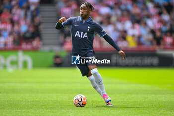 2023-08-13 - Tottenham Hotspur defenfer Destiny Udogie during the English championship Premier League football match between Brentford and Tottenham Hotspur on 13 August 2023 at Gtech Community Stadium in Brentford, England - FOOTBALL - ENGLISH CHAMP - BRENTFORD V TOTTENHAM - ENGLISH PREMIER LEAGUE - SOCCER