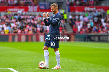 2023-08-13 - Tottenham Hotspur midfielder James Maddison during the English championship Premier League football match between Brentford and Tottenham Hotspur on 13 August 2023 at Gtech Community Stadium in Brentford, England - FOOTBALL - ENGLISH CHAMP - BRENTFORD V TOTTENHAM - ENGLISH PREMIER LEAGUE - SOCCER