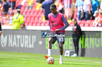 2023-08-13 - Tottenham Hotspur midfielder Pape Matar Sarr (29) warming up prior to the English championship Premier League football match between Brentford and Tottenham Hotspur on 13 August 2023 at Gtech Community Stadium in Brentford, England - FOOTBALL - ENGLISH CHAMP - BRENTFORD V TOTTENHAM - ENGLISH PREMIER LEAGUE - SOCCER