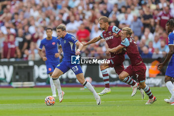 2023-08-20 - Chelsea midfielder Conor Gallagher (23) and West Ham United midfielder Tomas Soucek (28), West Ham United midfielder James Ward-Prowse (7) battle for the ball during the English championship Premier League football match between West Ham United and Chelsea on 20 August 2023 at the London Stadium in London, England - FOOTBALL - ENGLISH CHAMP - WEST HAM V CHELSEA - ENGLISH PREMIER LEAGUE - SOCCER