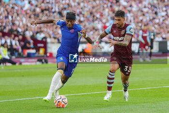2023-08-20 - Chelsea midfielder Noni Madueke (11) and West Ham United defender Emerson Palmieri (33) during the English championship Premier League football match between West Ham United and Chelsea on 20 August 2023 at the London Stadium in London, England - FOOTBALL - ENGLISH CHAMP - WEST HAM V CHELSEA - ENGLISH PREMIER LEAGUE - SOCCER