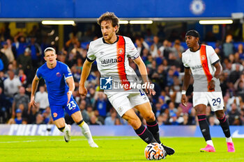 2023-08-25 - Luton Town defender Tom Lockyer during the English championship Premier League football match between Chelsea and Luton Town on 25 August 2023 at Stamford Bridge in London, England - FOOTBALL - ENGLISH CHAMP - CHELSEA V LUTON TOWN - ENGLISH PREMIER LEAGUE - SOCCER