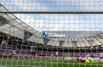 2023-09-16 - Goal 1-0 James Ward-Prowse (7) of West Ham United scores a goal during the Premier League match between West Ham United and Manchester City at the London Stadium, London, England on 16 September 2023. Photo Nigel Keene/ProSportsImages / DPPI - FOOTBALL - ENGLISH CHAMP - WEST HAM V MANCHESTER CITY - ENGLISH PREMIER LEAGUE - SOCCER