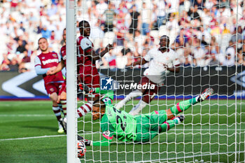 2023-09-16 - Goal 1-1 Jeremy Doku (11) of Manchester City scores a goal during the Premier League match between West Ham United and Manchester City at the London Stadium, London, England on 16 September 2023. Photo Nigel Keene/ProSportsImages / DPPI - FOOTBALL - ENGLISH CHAMP - WEST HAM V MANCHESTER CITY - ENGLISH PREMIER LEAGUE - SOCCER