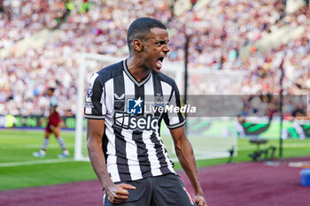 2023-10-09 - Alexander Isak (14) of Newcastle United scores a goal and celebrates 1-1 during the English championship Premier League football match between West Ham United and Newcastle United on 8 October 2023 at the London Stadium in London, England - FOOTBALL - ENGLISH CHAMP - WEST HAM V NEWCASTLE - ENGLISH PREMIER LEAGUE - SOCCER