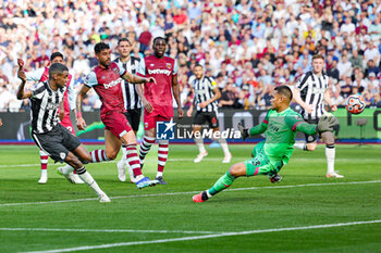 2023-10-09 - Alexander Isak (14) of Newcastle United scores a goal 1-1, Goalkeeper Alphonse Areola of West Ham during the English championship Premier League football match between West Ham United and Newcastle United on 8 October 2023 at the London Stadium in London, England - FOOTBALL - ENGLISH CHAMP - WEST HAM V NEWCASTLE - ENGLISH PREMIER LEAGUE - SOCCER