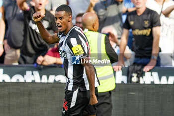2023-10-09 - Alexander Isak (14) of Newcastle United scores his second goal and celebrates 1-2 during the English championship Premier League football match between West Ham United and Newcastle United on 8 October 2023 at the London Stadium in London, England - FOOTBALL - ENGLISH CHAMP - WEST HAM V NEWCASTLE - ENGLISH PREMIER LEAGUE - SOCCER