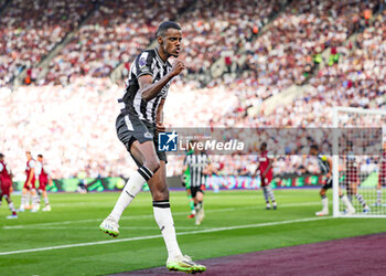 2023-10-09 - Alexander Isak (14) of Newcastle United scores a goal and celebrates 1-1 during the English championship Premier League football match between West Ham United and Newcastle United on 8 October 2023 at the London Stadium in London, England - FOOTBALL - ENGLISH CHAMP - WEST HAM V NEWCASTLE - ENGLISH PREMIER LEAGUE - SOCCER