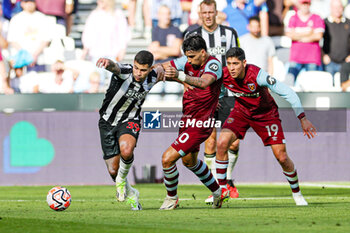 2023-10-09 - Bruno Guimaraes (39) of Newcastle United tussles with Lucas Paqueta (10) of West Ham United during the English championship Premier League football match between West Ham United and Newcastle United on 8 October 2023 at the London Stadium in London, England - FOOTBALL - ENGLISH CHAMP - WEST HAM V NEWCASTLE - ENGLISH PREMIER LEAGUE - SOCCER