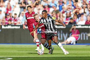 2023-10-09 - Alexander Isak (14) of Newcastle United tussles with James Ward-Prowse (7) of West Ham during the English championship Premier League football match between West Ham United and Newcastle United on 8 October 2023 at the London Stadium in London, England - FOOTBALL - ENGLISH CHAMP - WEST HAM V NEWCASTLE - ENGLISH PREMIER LEAGUE - SOCCER