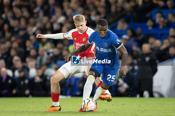 2023-10-21 - Arsenal midfielder Emile Smith Rowe (10) fouls Chelsea midfielder Moisés Caicedo (25) during the English championship Premier League football match between Chelsea and Arsenal on 21 October 2023 at Stamford Bridge in London, England - FOOTBALL - ENGLISH CHAMP - CHELSEA V ARSENAL - ENGLISH PREMIER LEAGUE - SOCCER