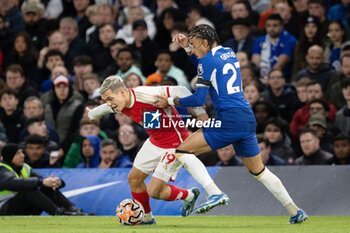 2023-10-21 - Arsenal midfielder Leandro Trossard (19) battles with Chelsea defender Malo Gusto (27) during the English championship Premier League football match between Chelsea and Arsenal on 21 October 2023 at Stamford Bridge in London, England - FOOTBALL - ENGLISH CHAMP - CHELSEA V ARSENAL - ENGLISH PREMIER LEAGUE - SOCCER