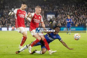 2023-10-21 - Arsenal defender Oleksandr Zinchenko (35) appears to foul Chelsea forward Raheem Sterling (7) during the English championship Premier League football match between Chelsea and Arsenal on 21 October 2023 at Stamford Bridge in London, England - FOOTBALL - ENGLISH CHAMP - CHELSEA V ARSENAL - ENGLISH PREMIER LEAGUE - SOCCER