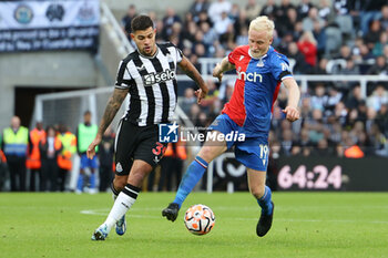 2023-10-21 - Will Hughes of Crystal Palace and Bruno Guimaraes of Newcastle during the English championship Premier League football match between Newcastle United and Crystal Palace on 21 October 2023 at St. James's Park in Newcastle, England - FOOTBALL - ENGLISH CHAMP - NEWCASTLE V CRYSTAL PALACE - ENGLISH PREMIER LEAGUE - SOCCER