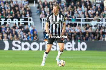 2023-10-21 - Dan Burn of Newcastle during the English championship Premier League football match between Newcastle United and Crystal Palace on 21 October 2023 at St. James's Park in Newcastle, England - FOOTBALL - ENGLISH CHAMP - NEWCASTLE V CRYSTAL PALACE - ENGLISH PREMIER LEAGUE - SOCCER