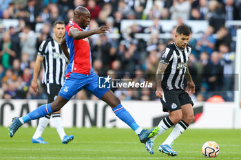2023-10-21 - Bruno Guimaraes of Newcastle and Jean-Philippe Mateta of Crystal Palace during the English championship Premier League football match between Newcastle United and Crystal Palace on 21 October 2023 at St. James's Park in Newcastle, England - FOOTBALL - ENGLISH CHAMP - NEWCASTLE V CRYSTAL PALACE - ENGLISH PREMIER LEAGUE - SOCCER