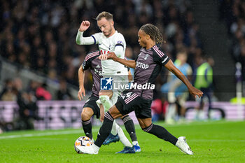 2023-10-23 - James Maddison (10) of Tottenham Hotspur battles with Bobby Reid (14) of Fulham during the English championship Premier League football match between Tottenham Hotspur and Fulham on 23 October 2023 at Tottenham Hotspur Stadium in London, England - FOOTBALL - ENGLISH CHAMP - TOTTENHAM V FULHAM - ENGLISH PREMIER LEAGUE - SOCCER