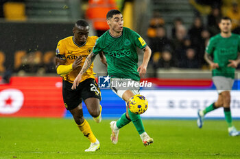 2023-10-28 - Newcastle United midfielder Miguel Almiron (24) and Toti Gomes of Wolverhampton during the English championship Premier League football match between Wolverhampton Wanderers and Newcastle United on 28 October 2023 at Molineux in Wolverhampton, England - FOOTBALL - ENGLISH CHAMP - WOLVERHAMPTON V NEWCASTLE - ENGLISH PREMIER LEAGUE - SOCCER