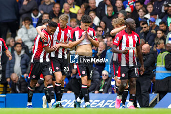 2023-10-29 - Ethan Pinnock (5) of Brentford scores a goal and celebrates 0-1 during the English championship Premier League football match between Chelsea and Brentford on 28 October 2023 at Stamford Bridge in London, England - FOOTBALL - ENGLISH CHAMP - CHELSEA V BRENTFORD - ENGLISH PREMIER LEAGUE - SOCCER