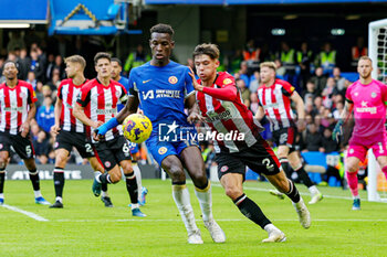 2023-10-29 - Nicolas Jackson (15) of Chelsea battles with Aaron Hickey (2) of Brentford during the English championship Premier League football match between Chelsea and Brentford on 28 October 2023 at Stamford Bridge in London, England - FOOTBALL - ENGLISH CHAMP - CHELSEA V BRENTFORD - ENGLISH PREMIER LEAGUE - SOCCER