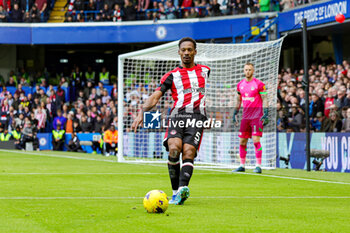 2023-10-29 - Ethan Pinnock (5) of Brentford during the English championship Premier League football match between Chelsea and Brentford on 28 October 2023 at Stamford Bridge in London, England - FOOTBALL - ENGLISH CHAMP - CHELSEA V BRENTFORD - ENGLISH PREMIER LEAGUE - SOCCER