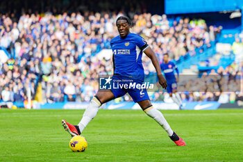 2023-10-29 - Axel Disasi (2) of Chelsea during the English championship Premier League football match between Chelsea and Brentford on 28 October 2023 at Stamford Bridge in London, England - FOOTBALL - ENGLISH CHAMP - CHELSEA V BRENTFORD - ENGLISH PREMIER LEAGUE - SOCCER