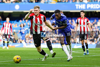 2023-10-29 - Nicolas Jackson (15) of Chelsea battles with Nathan Collins (22) of Brentford during the English championship Premier League football match between Chelsea and Brentford on 28 October 2023 at Stamford Bridge in London, England - FOOTBALL - ENGLISH CHAMP - CHELSEA V BRENTFORD - ENGLISH PREMIER LEAGUE - SOCCER
