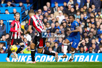 2023-10-29 - Raheem Sterling (7) of Chelsea during the English championship Premier League football match between Chelsea and Brentford on 28 October 2023 at Stamford Bridge in London, England - FOOTBALL - ENGLISH CHAMP - CHELSEA V BRENTFORD - ENGLISH PREMIER LEAGUE - SOCCER