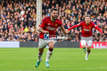 2023-11-04 - Bruno Fernandes (8) of Manchester United scores a goal and celebrates 0-1 during the English championship Premier League football match between Fulham and Manchester United on 4 November 2023 at Craven Cottage in London, England - FOOTBALL - ENGLISH CHAMP - FULHAM V MANCHESTER UNITED - ENGLISH PREMIER LEAGUE - SOCCER