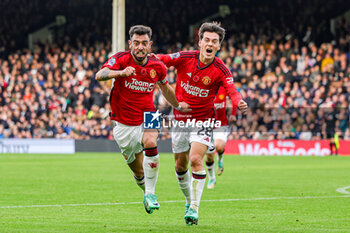 2023-11-04 - Bruno Fernandes (8) of Manchester United scores a goal and celebrates 0-1 with Facundo Pellistri during the English championship Premier League football match between Fulham and Manchester United on 4 November 2023 at Craven Cottage in London, England - FOOTBALL - ENGLISH CHAMP - FULHAM V MANCHESTER UNITED - ENGLISH PREMIER LEAGUE - SOCCER