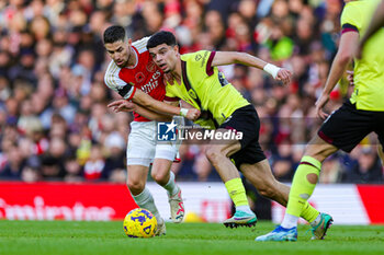2023-11-11 - Jorginho (20) of Arsenal tussles with Zeki Amdouni (25) of Burnley during the English championship Premier League football match between Arsenal and Burnley on 11 November 2023 at the Emirates Stadium in London, England - FOOTBALL - ENGLISH CHAMP - ARSENAL V BURNLEY - ENGLISH PREMIER LEAGUE - SOCCER