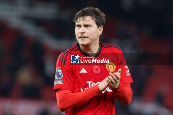 2023-11-11 - Victor Lindelöf of Manchester United at full time during the English championship Premier League football match between Manchester United and Luton Town on 11 November 2023 at Old Trafford in Manchester, England - FOOTBALL - ENGLISH CHAMP - MANCHESTER UNITED V LUTON TOWN - ENGLISH PREMIER LEAGUE - SOCCER