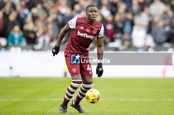 2023-11-12 - West Ham United defender Kurt Zouma (4) during the English championship Premier League football match between West Ham United and Nottingham Forest on 12 November 2023 at the London Stadium in London, England - FOOTBALL - ENGLISH CHAMP - WEST HAM V NOTTINGHAM - ENGLISH PREMIER LEAGUE - SOCCER