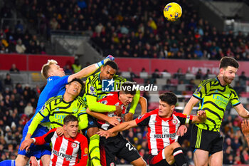 2023-11-25 - Arsenal goalkeeper Aaron Ramsdale (1) punches the ball during the English championship Premier League football match between Brentford and Arsenal on 25 November 2023 at Gtech Community Stadium in Brentford, England - FOOTBALL - ENGLISH CHAMP - BRENTFORD V ARSENAL - ENGLISH PREMIER LEAGUE - SOCCER