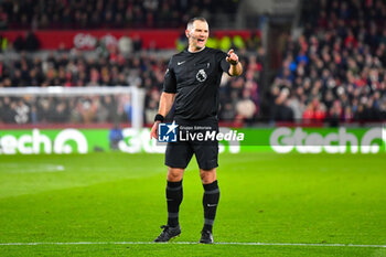 2023-11-25 - Referee Tim Robinson during the English championship Premier League football match between Brentford and Arsenal on 25 November 2023 at Gtech Community Stadium in Brentford, England - FOOTBALL - ENGLISH CHAMP - BRENTFORD V ARSENAL - ENGLISH PREMIER LEAGUE - SOCCER