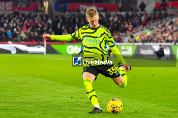 2023-11-25 - Arsenal defender Oleksandr Zinchenko during the English championship Premier League football match between Brentford and Arsenal on 25 November 2023 at Gtech Community Stadium in Brentford, England - FOOTBALL - ENGLISH CHAMP - BRENTFORD V ARSENAL - ENGLISH PREMIER LEAGUE - SOCCER