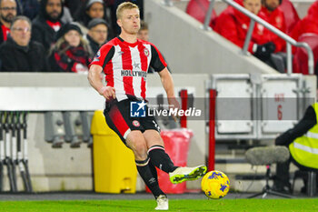 2023-11-25 - Brentford defender Ben Mee during the English championship Premier League football match between Brentford and Arsenal on 25 November 2023 at Gtech Community Stadium in Brentford, England - FOOTBALL - ENGLISH CHAMP - BRENTFORD V ARSENAL - ENGLISH PREMIER LEAGUE - SOCCER